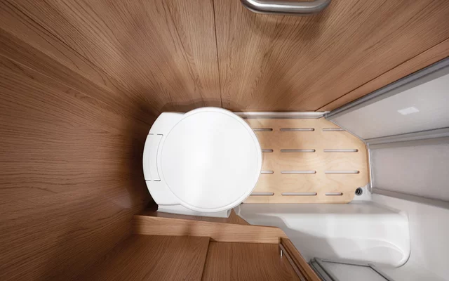 LMC innenaufnahme-cruiser-toilette-schraeg