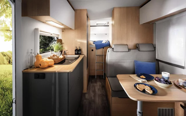 LMC innenaufnahme_tourer_alkoven_a690g_dvfnh_rgb_72dpi